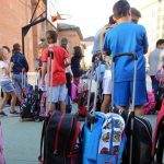 Alumnos en la entrada de un colegio